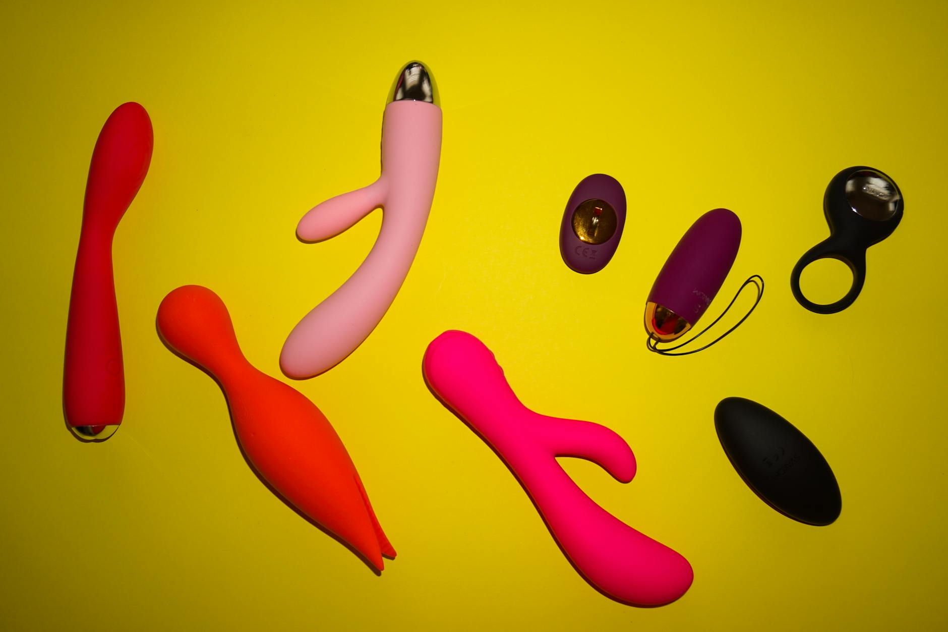 Mani che tengono un vibratore blu sleek contro uno sfondo viola, simboleggiando l'intimità consapevole tra i partner